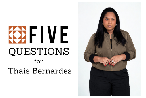Portrait of journalist Thaís Bernardes standing against a plain white background. She faces the camera with a neutral expression, wearing a light brown bomber jacket and black pants, with her hands lightly clasped in front of her. Next to her, the graphic reads “Cinco Perguntas para Thais Bernardes” with the LJR logo.