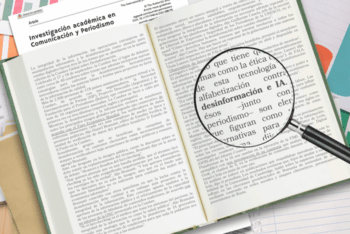 Publicación académica sobre comunicación y periodismo, con una lupa que resalta texto sobre IA, desinformación y ética mediática.