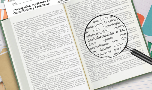 Publicación académica sobre comunicación y periodismo, con una lupa que resalta texto sobre IA, desinformación y ética mediática.