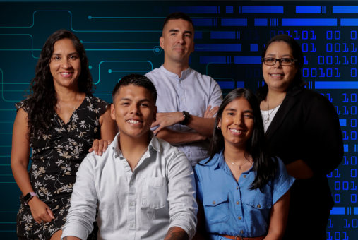 Equipo del área "Nuevas Narrativas" de el periódico peruano El Comercio posan.