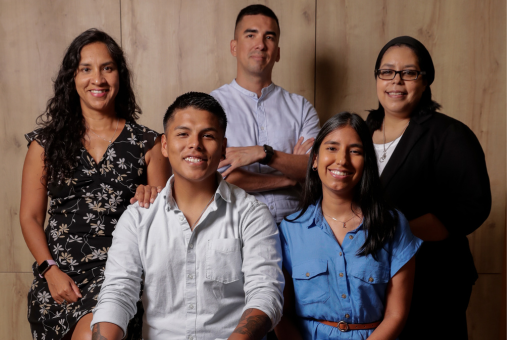 Equipo del área "Nuevas Narrativas" de el periódico peruano El Comercio posan.