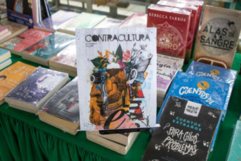 Contracultura magazine on a table of books