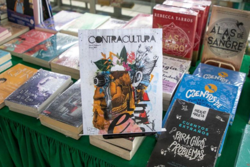 Contracultura magazine on a table of books