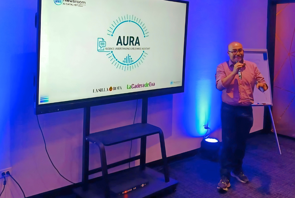Mexican journalist Daniel Venegas speaks next to a screen during an AI training initiative in Panama.