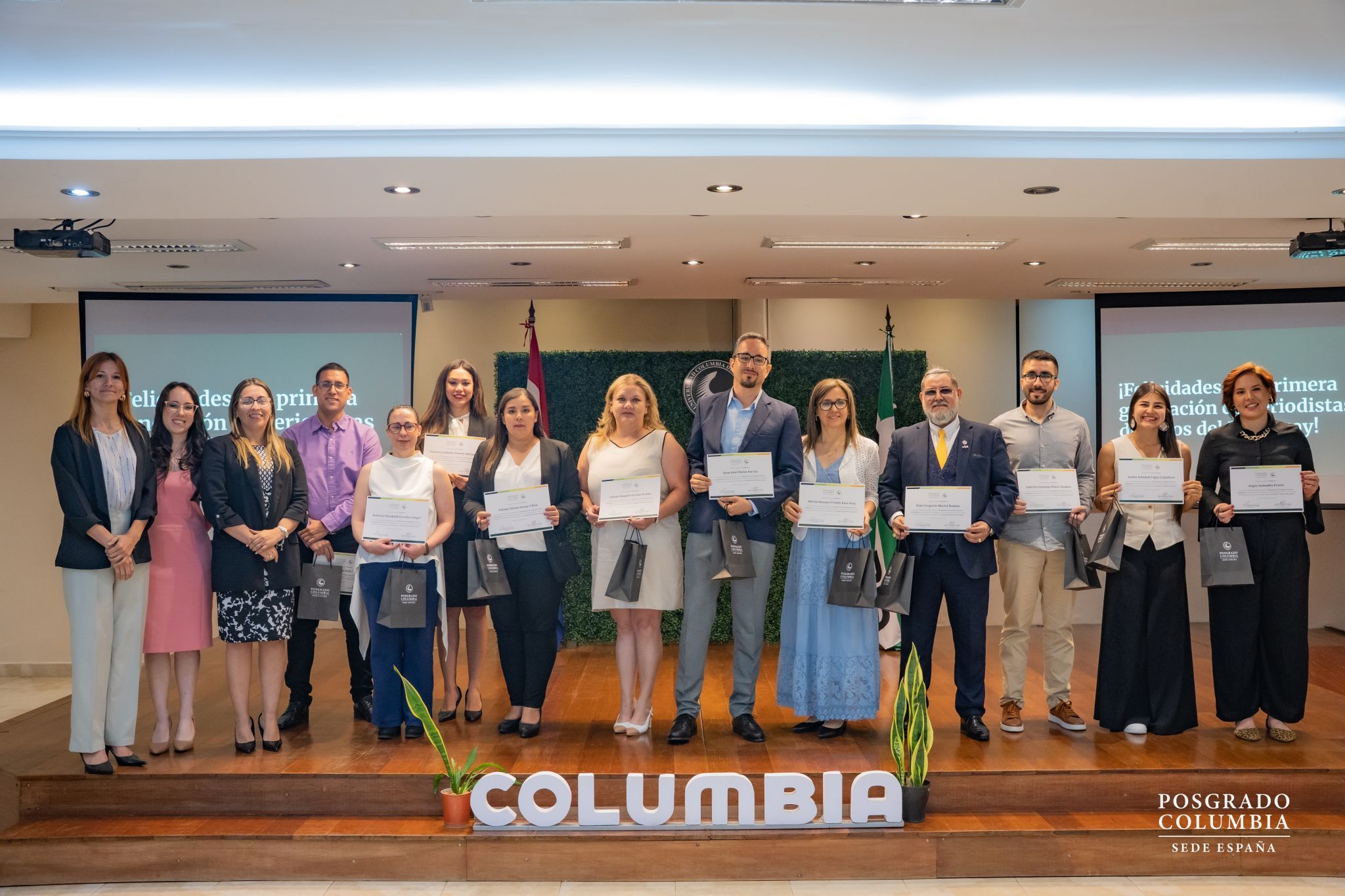 Egresados de la primera generación del Diplomado de Periodismo de Datos e Investigación en Paraguay posan en un evento de graduación. 