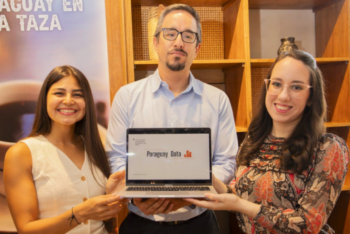 Periodistas paraguayos Analía López (izq.), Juan José Oteiza (centro) y Lía Barrios (der.) sostienen una laptop mostrando la página web del proyecto Paraguay Data.