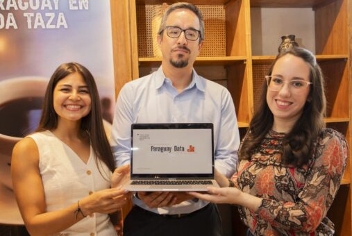 Periodistas paraguayos Analía López (izq.), Juan José Oteiza (centro) y Lía Barrios (der.) sostienen una laptop mostrando la página web del proyecto Paraguay Data. (Foto: Cortesía Paraguay