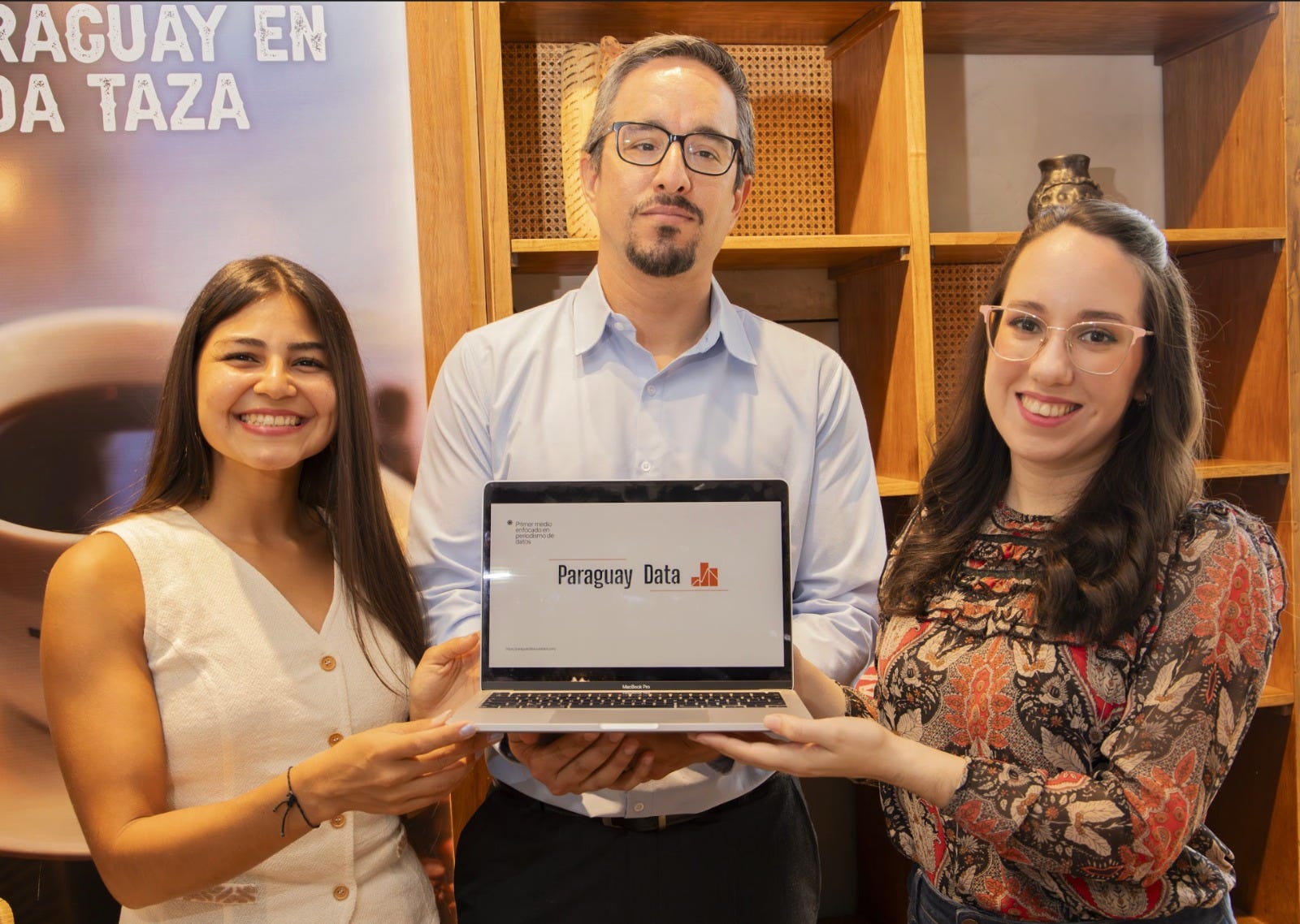 Periodistas paraguayos Analía López (izq.), Juan José Oteiza (centro) y Lía Barrios (der.) sostienen una laptop mostrando la página web del proyecto Paraguay Data. (Foto: Cortesía Paraguay